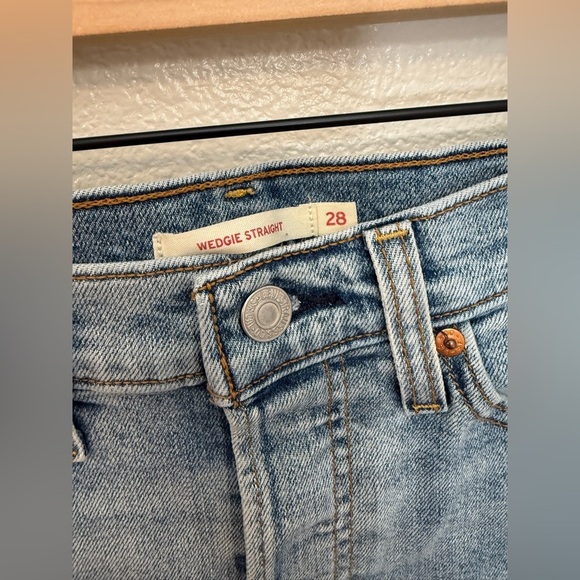Levi's Women's High-Rise Wedgie Straight Cropped Jeans Size 28 - Picture 3 of 9
